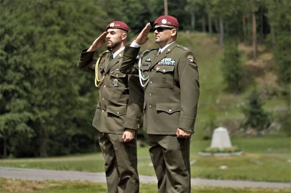 Památník Ležáky navštívil 43. výsadkový pluk z Chrudimi společně s Klubem výsadkových veteránů Chrudim - Památník Ležáky