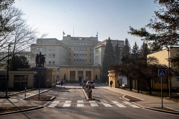 Razie v třinecké nemocnici: Sosnu obsadili policisté, odvedli ředitele Veverku