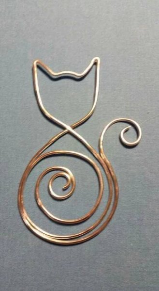 a piece of metal wire with a cat's head in the shape of a spiral