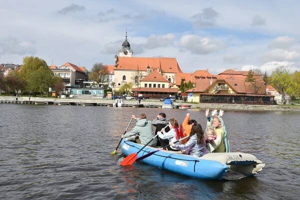 Broučci, Den Země i plavba s rafty. Děti čekalo zábavné odpoledne