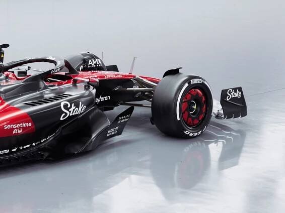 Černá je novým hitem formule 1. Už nejde o žádné gesto, šetří se na váze