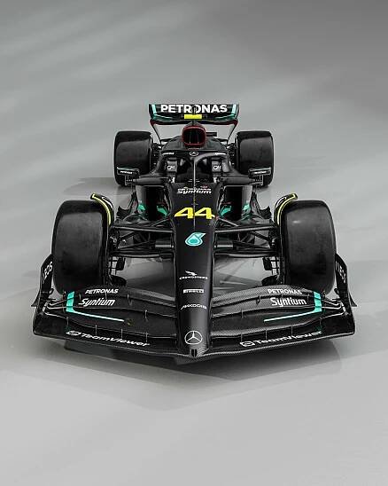 Mercedes se vrací k černé barvě, odhaluje W14 | GPF1