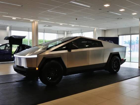 Tesla Cybertruck naživo v Česku: sci-fi design a gigantické rozměry šokují