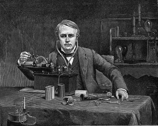 Thomas Alva Edison před svým fonografem, archivní rytá ilustrace. Z vesmíru a lidskosti, 1910.. — Stock obrázek