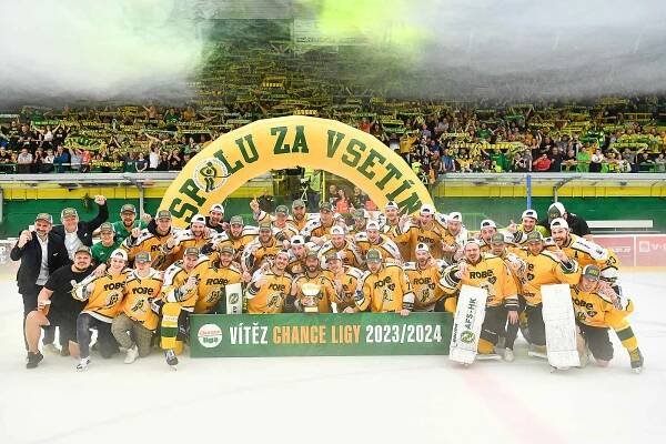 Pozápasové oslavy ovládnutí Chance ligy hokejisty Vsetína po čtvrtém finálovém skalpu Zlína (2:0). Valaši po vítězství 4:1 na zápasy nad Berany mohli slavnostně zvednout nad hlavy pohár pro vítěze druhé nejvyšší hokejové soutěže v Česku.