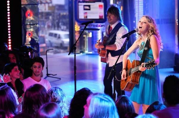 Taylor Swift and Michelle Williams Visit MTV's 