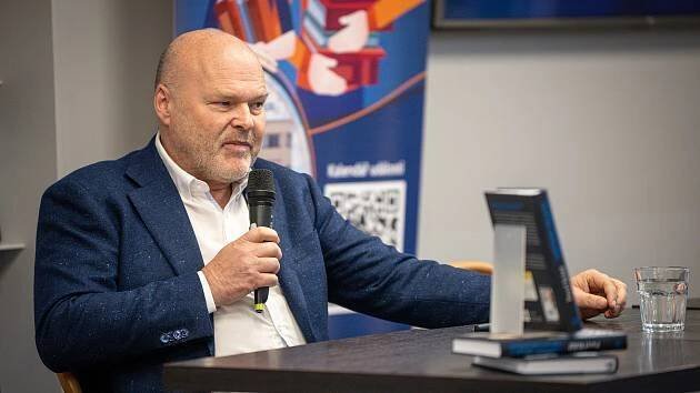 Profesor Kolář v Ostravě: pomáhá tenistkám na turnaji a představil novou knihu