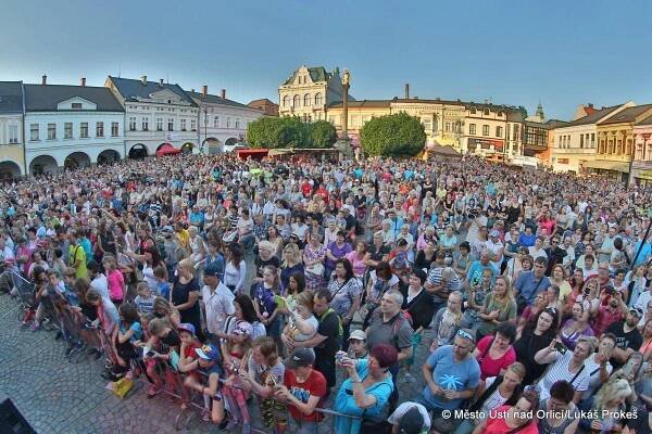 JANEK LEDECKÝ A BÁRA POLÁKOVÁ NA MĚSTĚ V POHYBU - Město Ústí nad Orlicí