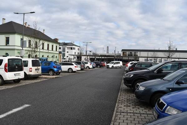 U nádraží v Kolíně měsíc nezaparkujete, parkoviště bude do 15. dubna mimo provoz