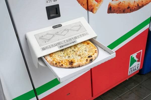 Velkou senzací sociálních sítí se stal hirošimský automat na pečenou pizzu.