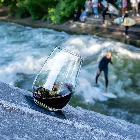 Kristallglas Longdrink mit Magnet, abgestellt in Schräglage auf einem Pad
