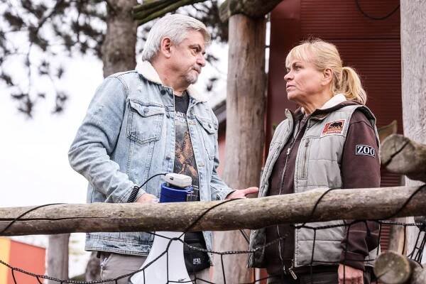 FOTO: Bývalou ženu Suchánkovi hraje v seriálu Zoo herečka Pavla Tomicová. – stránka 36