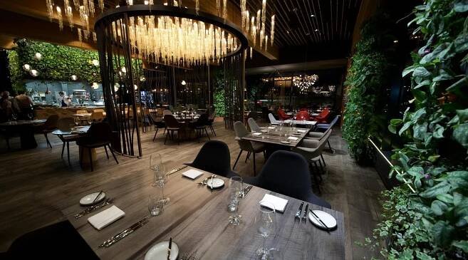 výhled na restauraci s kuchyní