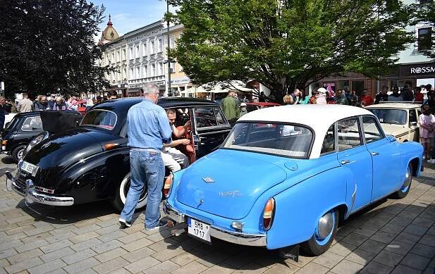 Nablýskané historické vozidla a motorky obsadily v neděli 19. května centrum Prostějova. 19.5. 2024