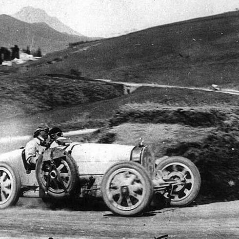 Drsný závod Targa Florio: Eliška Junková mohla být ráda, že vyvázla živá