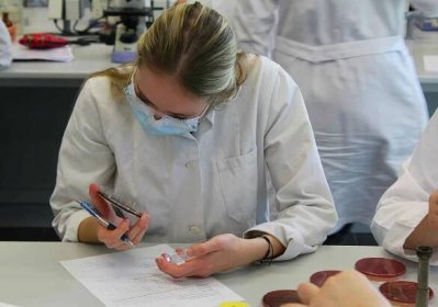 Biochemické testy bakterií v pokojíčku prostě neuděláte, říká studentka