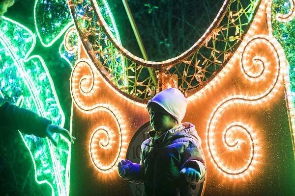 Mikulášská nadílka neskončila v Lumina Parku v Praze 6 v předvečer tohoto svátku. Až do 8. prosince zde při prohlídce světelné show asistují Mikuláš, čert a anděl.