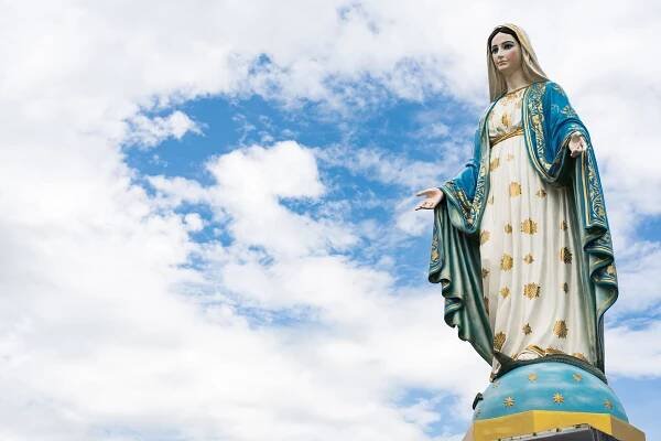 Požehnaná Panna Maria, matka Ježíše na modré obloze, před římskokatolickou diecézí, veřejné místo v Chanthaburi, Thajsko. — Stock obrázek
