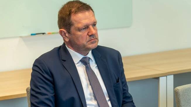 V Hlase sa zľakli videa mládežníčky zo Smeru a odstavili svojho experta na zahraničnú politiku Kmeca — Denník N