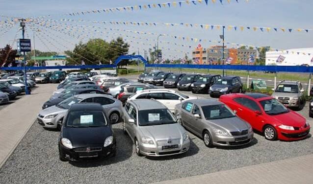 EU má nový plán, jak lidem kupujícím starší auta otrávit život. Chce přísně regulovat i soukromé převody ojetin