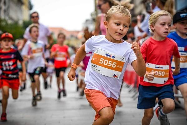OBRAZEM: Ironman v Hradci přilákal tisíce fanoušků a lámal rekordy | Salonky