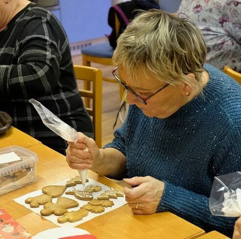 Zdobení perníčků | Fotogalerie Klubu seniorů | Město Hranice