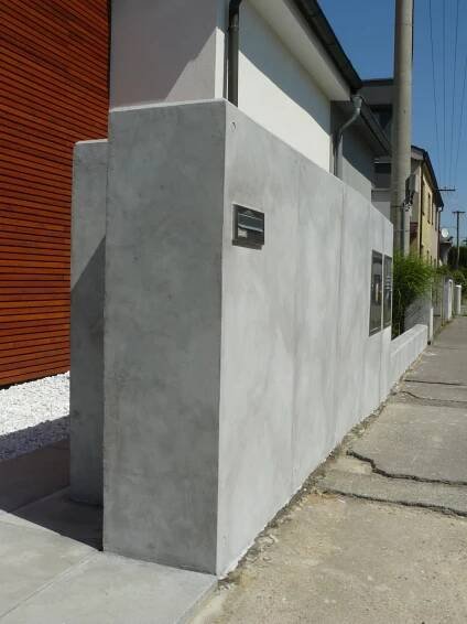 Reference – Betonová stěrka na plotě Pardubice - Malujeme domov