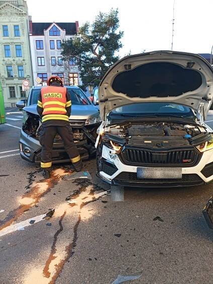 V centru Kroměříže se srazila dvě auta. Hasiči nemuseli daleko