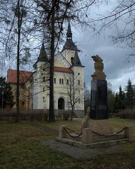 Ostrava - Michálkovice, pomník obětem I. světové války a kostel Nanebevzetí Panny Marie