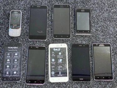 Telefony na náhradní díly (Sony, Nokia, Navon, Iget, Myphone, Lenovo) - Mobily a chytrá elektronika