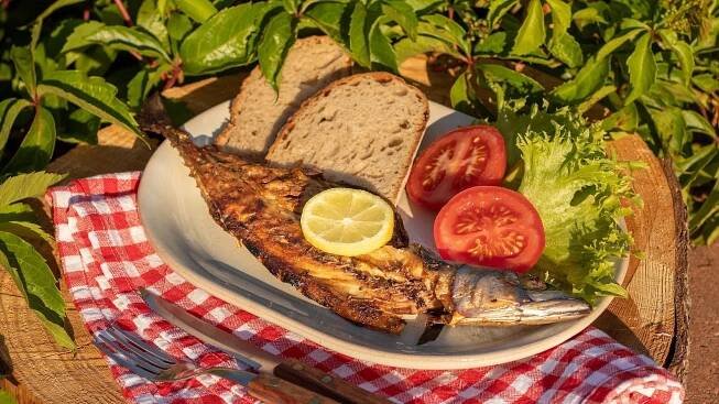 Jak grilovat makrelu? Správně ji nařízněte, naložte na chvíli do bylinkové marinády a grilujte nejprve kůží dolů