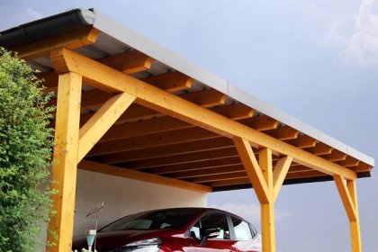 Dřevěný nebo kovový přístřešek na auto u domu svépomocí – rozměry, cena, povolení