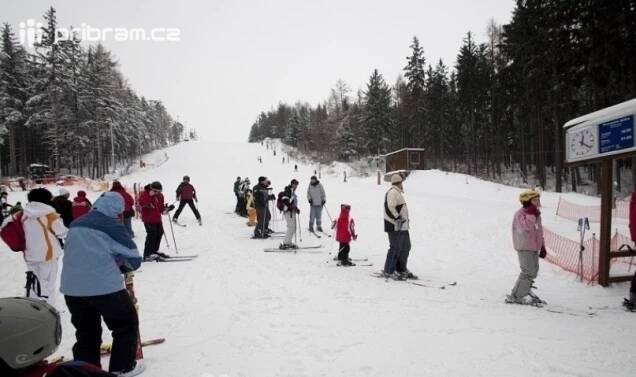Místo lyžařů budou příbramský kopec Padák zřejmě sjíždět cyklisté (www.pribram.cz)