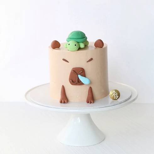 there is a cake with a turtle on it