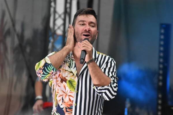 OBRAZEM: Marek Ztracený po roce zaplnil Loučky v Litvínově. Fanoušky neodradilo ani špatné počasí
