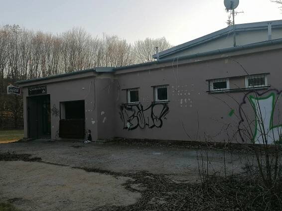 Bývalý klub Bombastic ve Vyškově chátrá. Odkoupí ho město, najde nové využití