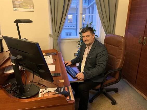Poslanec Hubert Lang otevřel v Kralovicích kancelář, setkal se se starostou - QAP.cz