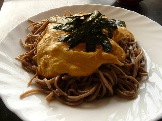 Nudle soba s tofu-mrkvovou omáčkou