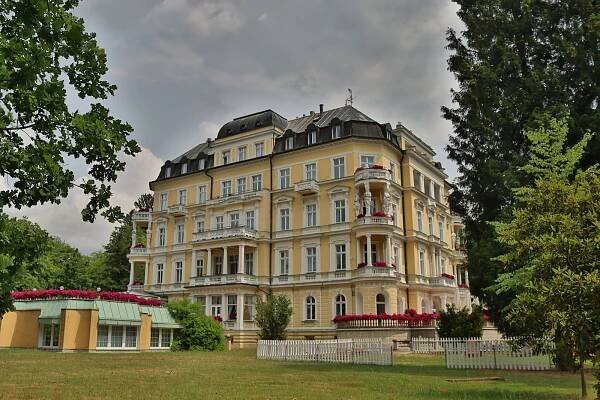 Kráčeli zde Beethoven, Goethe i Němcová, Františkovy Lázně lákají k promenádám