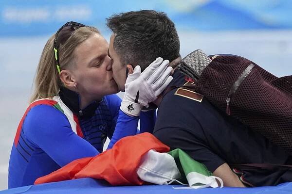 Italská rychlobruslařka Arianna Fontanaová líbá svého trenéra a manžela Anthonyho Lobella po vítězném závodě na 500 metrů v short tracku na zimních olympijských hrách 2022.