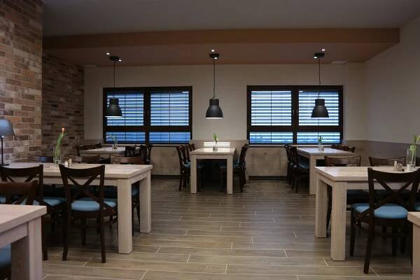 Dýhovaný interiér restaurace - Linea Blansko