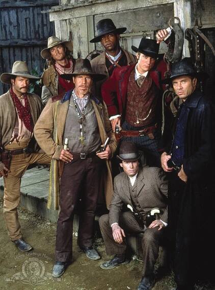 Michael Biehn, Ron Perlman, Dale Midkiff, Eric Close, Andrew Kavovit, Anthony Starke, and Rick Worthy in Sedm statecných (1998)