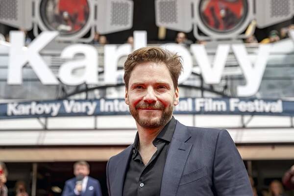Festivalové Vary, den šestý: Daniel Brühl přivezl svého Souseda a odvezl si fotku pro maminku