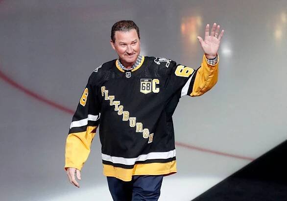 Crosby se rozcvičoval s "mulletem" na hlavě. Vzdát hold Jágrovi přišel i Lemieux