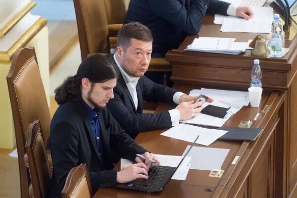 Okamura si může oddechnout! O jeho odvolání se hlasovat nebude