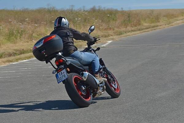 Suzuki SV650: Kolem komína | Auta Pod Lupou