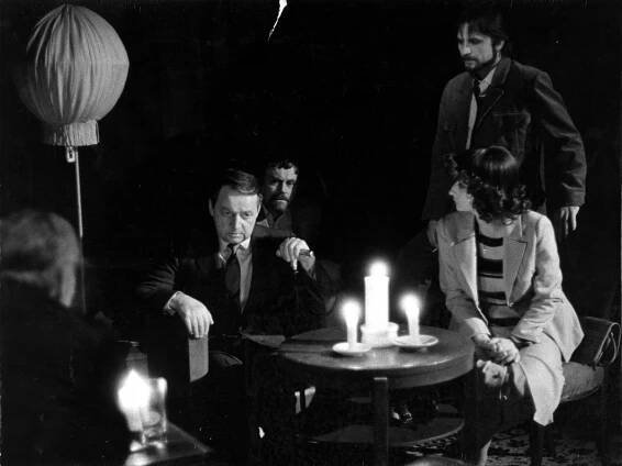 Leopold Běhan (Sir Lawrence Wargrave), Jiří Klepl (William Blore), Zdena Bittlová (Věra Claythornová) a Pavel Šrom (Filip Lombard) 