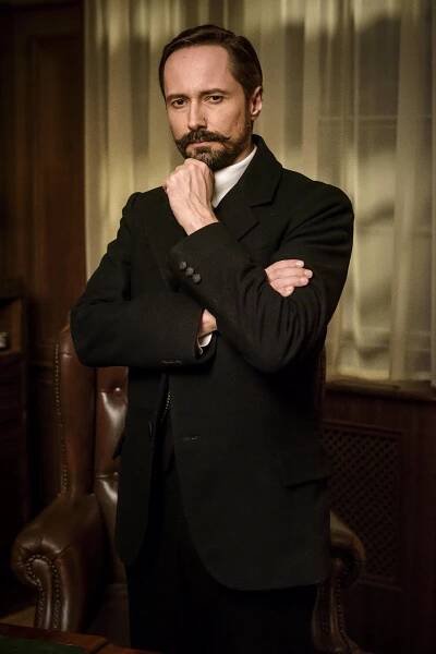 FOTO: Jaroslav Plesl se ve Zločinech Velké Prahy zhostil hlavní role. – stránka 36