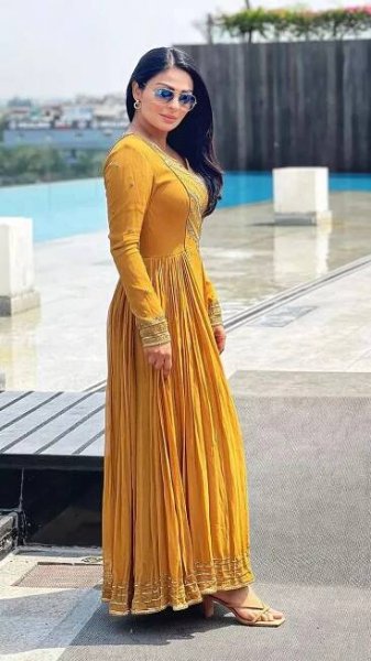 Neeru Bajwa's most regal ethnic looks that redefine elegance