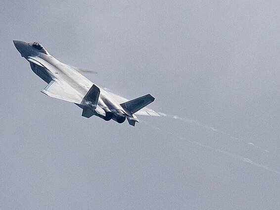 Budoucnost vzdušných soubojů: Čínský neviditelný stíhací letoun Chengdu J-20